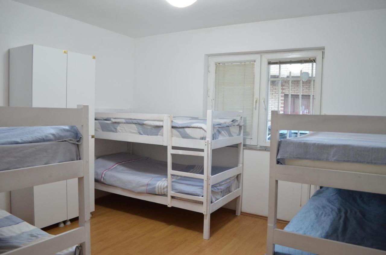 Moonlight Hostel Pristina Exterior foto