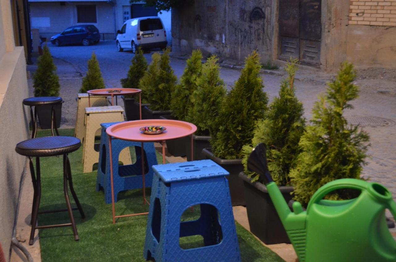 Moonlight Hostel Pristina Exterior foto
