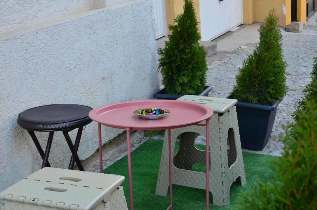 Moonlight Hostel Pristina Exterior foto